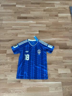 Sverige Bortatröja Ayari 18 - Säljer nu en helt ny Sverige tröja, perfekt nu till VM. Den är lite liten för mig, så därför jag säljer den. Riktigt snygg o skön tröja.
