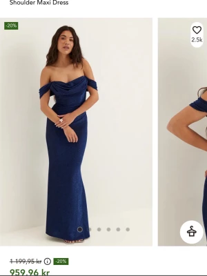 Marinblå offshoulder långklänning - Elegant marinblå långklänning med glittrig finish och offshoulder-design. Klänningen har figurnära passform och draperad. Användes bara på balen. En ny enligt hemsidan kostar 959 kr. Klänningen är köpt från plick för 850k kr.
