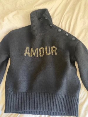 Svart zadig voltaire jumper  - Säljer en av mina finaste tröjor då den inte kommer till användning, den har inga defekter och är i perfekt skick! 💞Extra knapp medföljer (se sista bilden)