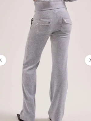 Grå Juicy byxor - Gråa juicy byxor i väldigt fint skick! Storlek M, inga defekter 🌸