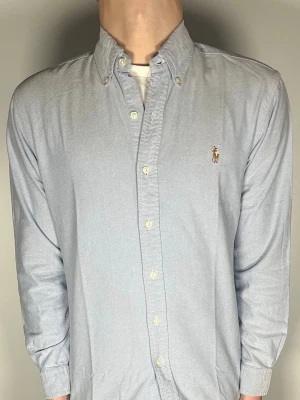 Ralph lauren skjorta  - En riktig snygg och trendig Ralph lauren skjorta i fint skick, storlek M, slimfit, vid frågor är de bara att skriva // Gramenti 
