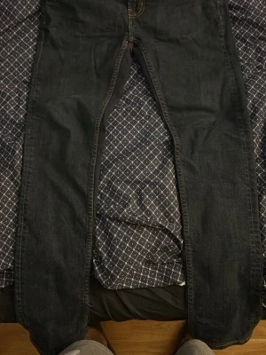 Mörkblå slim fit jeans från lager 157 - Säljer ett par mörkblå jeans med rak passform och klassiska bakfickor. Jeansen har kontrastsömmar och är tillverkade i denim. Perfekta för dig som gillar en enkel och tidlös stil. Mycket bra skick. Storlek W31 L32