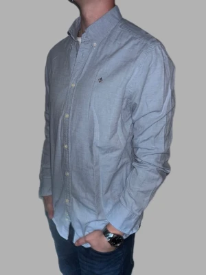 Ljusblå skjorta från Morris - 🔹 Märke: Morris 🔹 Modell: Skjorta 🔹 Storlek: L 🔹 Färg: Ljusblå 🔹 Skick: Väldigt fint skick 🔹 Passform: Slim Fit 🔹 Pris: 349kr  ✅ 100% äkta ✅ Snabb frakt ✅ Fler bilder/video finns vid intresse ✅ Stilren och lättmatchad