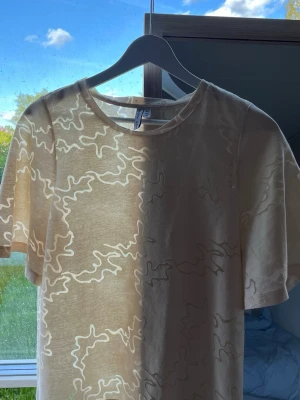 Beige t-shirt med abstrakt mönster - Topp från & other stories i väldigt fint skick!☺️☺️