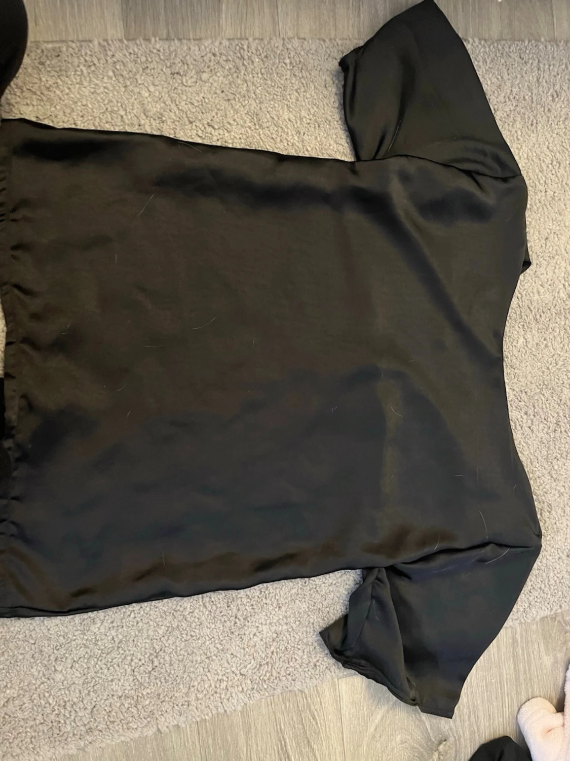 Svart satin blus med kort ärm - 3