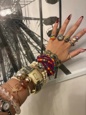 20+smycken- Bundle & Mystery packs! - ✨ Smyckesbundle – 20+ pieces ✨ Säljer ett stort paket med 20+ smycken – färgglada beads, chunky ringar, pärlor, vintage armband och statement-halsband. Perfekt för maximalist, Y2K, indie & artsy vibes 💖  💸 Paketpris: 499 kr  ✨ Finns även som mystery jewelry bundle: 5 smycken – 149 kr 8 smycken – 249 kr 10 smycken – 299 kr  💌 Kontakta mig om du vill köpa styckvis eller beställa bundle! Kan även anpassa efter stil (färgglatt, silver, ringar osv)Skicka ⭐ i meddelande för en hemlig rabatt.