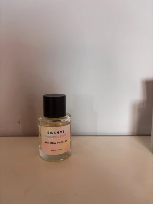Aurora Vanille Essnce - Aurora Vanille Eau de Parfum från Essnce  från deras samarbete med Margareta Grääs. Slutsåld limited edition. Se bild för hur mycket som finns kvar i flaskan 🌞