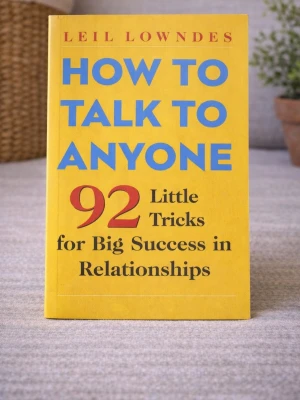 How to talk to mnyone 92 (Brand new, Normal size – not pocket) - Skick: Helt ny bok. Omslag: Paperback. Förpackning: I sitt originala plastomslag. Från: Stockholm. Snabb leverans inom Sverige.  Kika gärna in på min profil för fler böcker som säkert kan intressera dig. Beställ gärna flera böcker samtidigt och spara på frakten, du betalar bara frakt en gång.