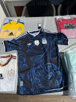 Argentina VM2026 - Argentina bortatröja VM2026.                                             1 för 300kr 2 för 500kr 3 för 600kr.                                    Storlekar small, medium och large 