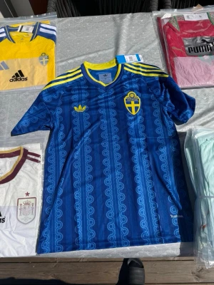 Sverige VM2026 - Sverige bortatröja VM2026.                                             1 för 300kr 2 för 500kr 3 för 600kr.                                  Storlekar small, medium och large                 