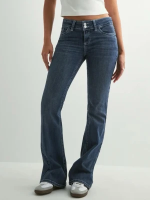 Low waist jeans från Nelly - Säljer ett par klassiska blå bootcut jeans från Nelly med snygga kontrastsömmar och ikoniska bakfickor med zigzag-detalj. Dom är köpta från Nelly men endast använda två gånger. Nyskick alltså!! Kostar 699 men säljer dom för 599!!
