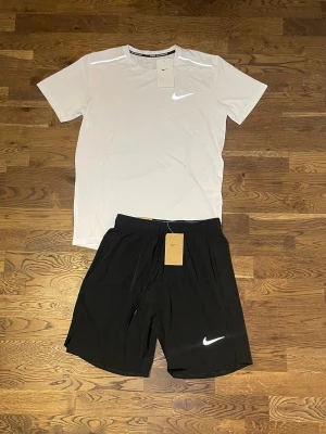Nike Miller set svart/vit  - Nike Miller set, svarta shorts och vit T-shirts i storlek M.