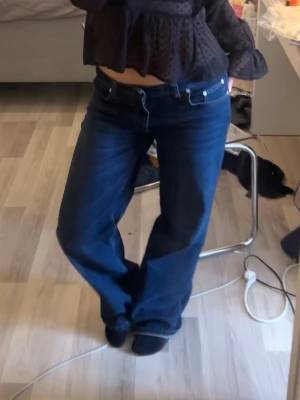 Low waist loose jeans  - Säljer ett par jättefina mörkblåa jeans från NELLY där nypriset är 700 kr. Säljer då jag köpte hem två olika storlekar och behövde sälja de andra. Helt oanvända endast testade