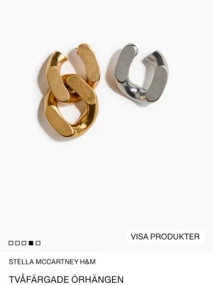 Stella McCartney örhängen  - Säljer ett par chunky örhängen från Stella McCartney x H&M i tvåfärgad design, en i guld och en i silver. Örhängena har en modern, kedjeinspirerad form och är tillverkade i metall med matt och blank finish. Perfekta för dig som vill sticka ut med accessoarer.