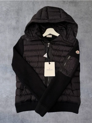 Svart Moncler cardigan med luva - Svart Moncler cardigan med luva. Storlek: S, skick: 10/10 helt ny.