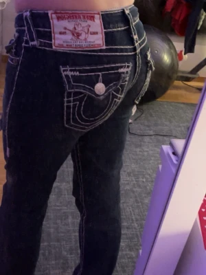 True Religion Jeans  - Säljer mina snygga True religion Jeans🥰 Säljer dem för jag tycker dem sitter för tajt på mig inte skinny utan att det för lite utrymme för på mig. Jeansen är W26 och modell Billy Supert T Köparen står för frakt 👍🥰 