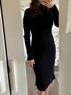 Na-kd ribbstickad svart midiklnning S - Som ny! En figursydd passform, men den är mycket stretchig.   