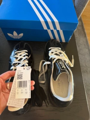 Adidas BW Army patent sneakers - Snygga Adidas BW Army sneakers i svart med vita detaljer och vita skosnören. Ovandelen är i blankt läder och insidan är ljus. Eftertraktad och limiterad variant! Helt nya och endast testade, säljer pga att de tyvärr var för stora. Storlek uk 8=42 