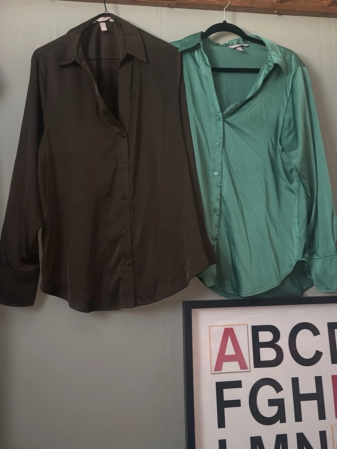 Två långärmade skjortor i satinlook