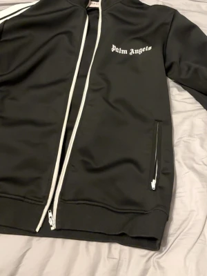 Palm Angels svart track jacket - Svart kofta från Palm Angeles. Jätte fräsh 