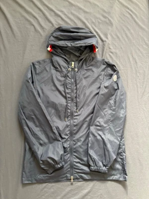 Moncler Grimpeurs - mörkblå vindjacka   - Tjena! Säljer nu denna moncler grimpeurs vindjackan. Skicket är 10/10, Inga skador eller defekter. Medföljer alla lapparna osv. Vid frågor kontakta gärna! Storlek S