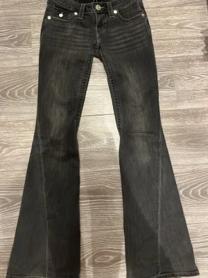 True religion jeans  - Säljer mina fina varsamt använda true religon jeans! Storlek 23. Nypris 1300kr mitt pris 600