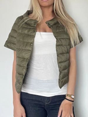 Grön hernolikande jacka  - Följ för likande! Herno liknande ”T-shirt jacka” med trekvartsärm, krage och knappar. Perfekt nu till våren eller en sommarkväll. Storlek S i perfekt skick! Tryck köp nu! TK-0066