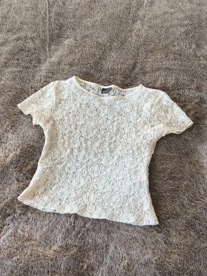Vit spetsblus med kort ärm - Sååå söt säljer då den inte kommer till användning