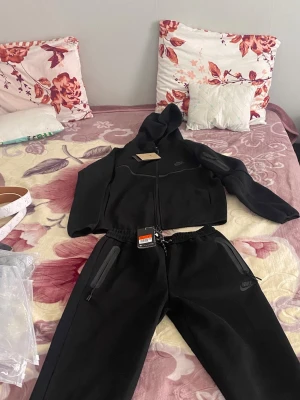  Nike tech  hoodie och byxor  -  Nike, tech hoodie och byxor 