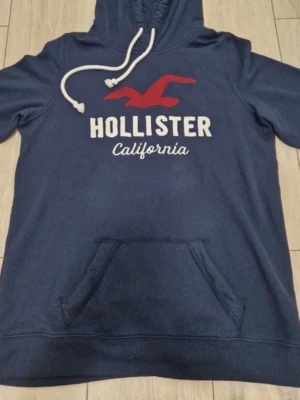 Hollister hoodie - Super fun Hollister hoodie I bra skick inget att klaga på alls! Hör av er vid frågor jag svarar snabbt!