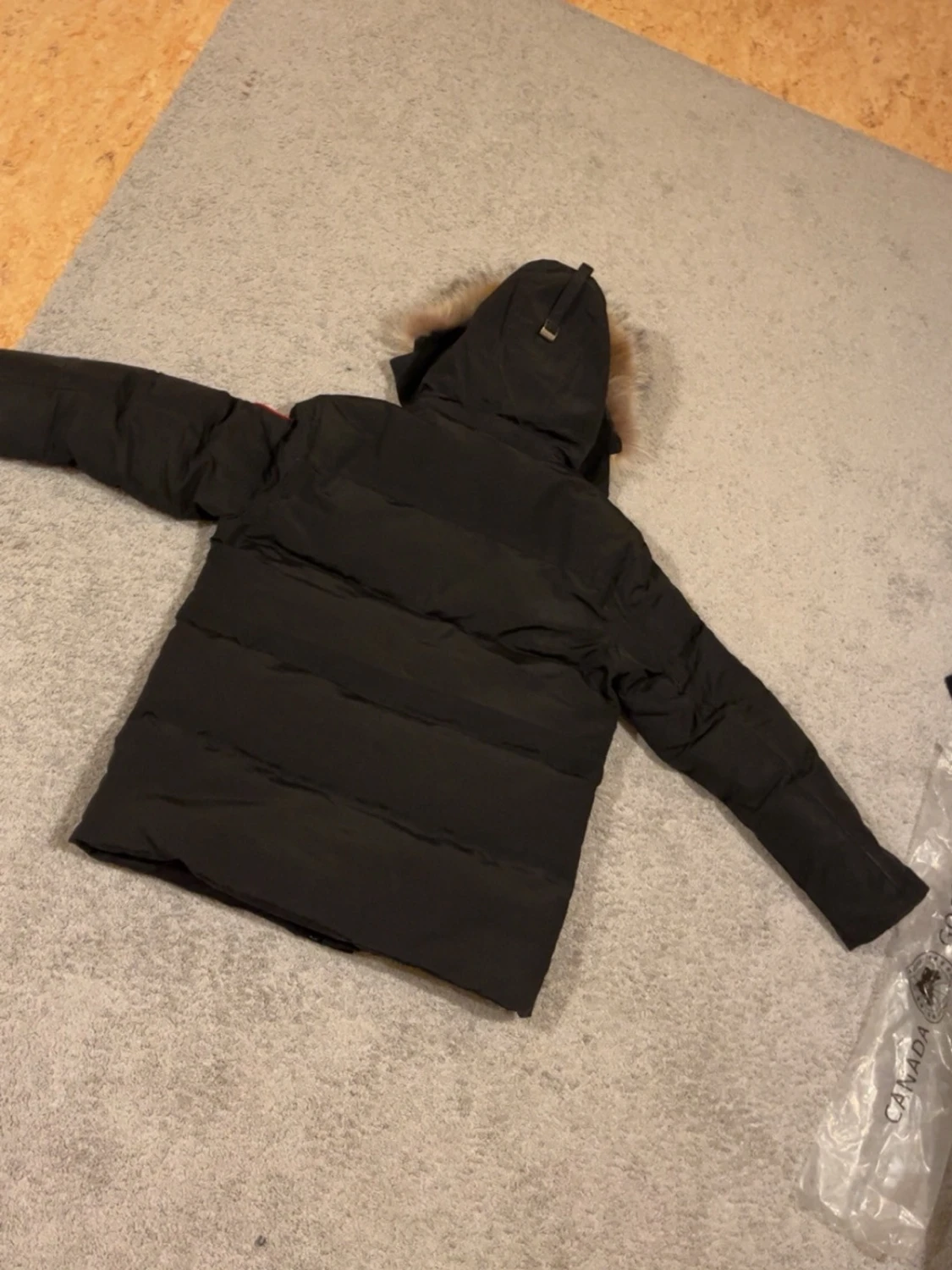 Svart dunjacka med pälskantad huva - 1