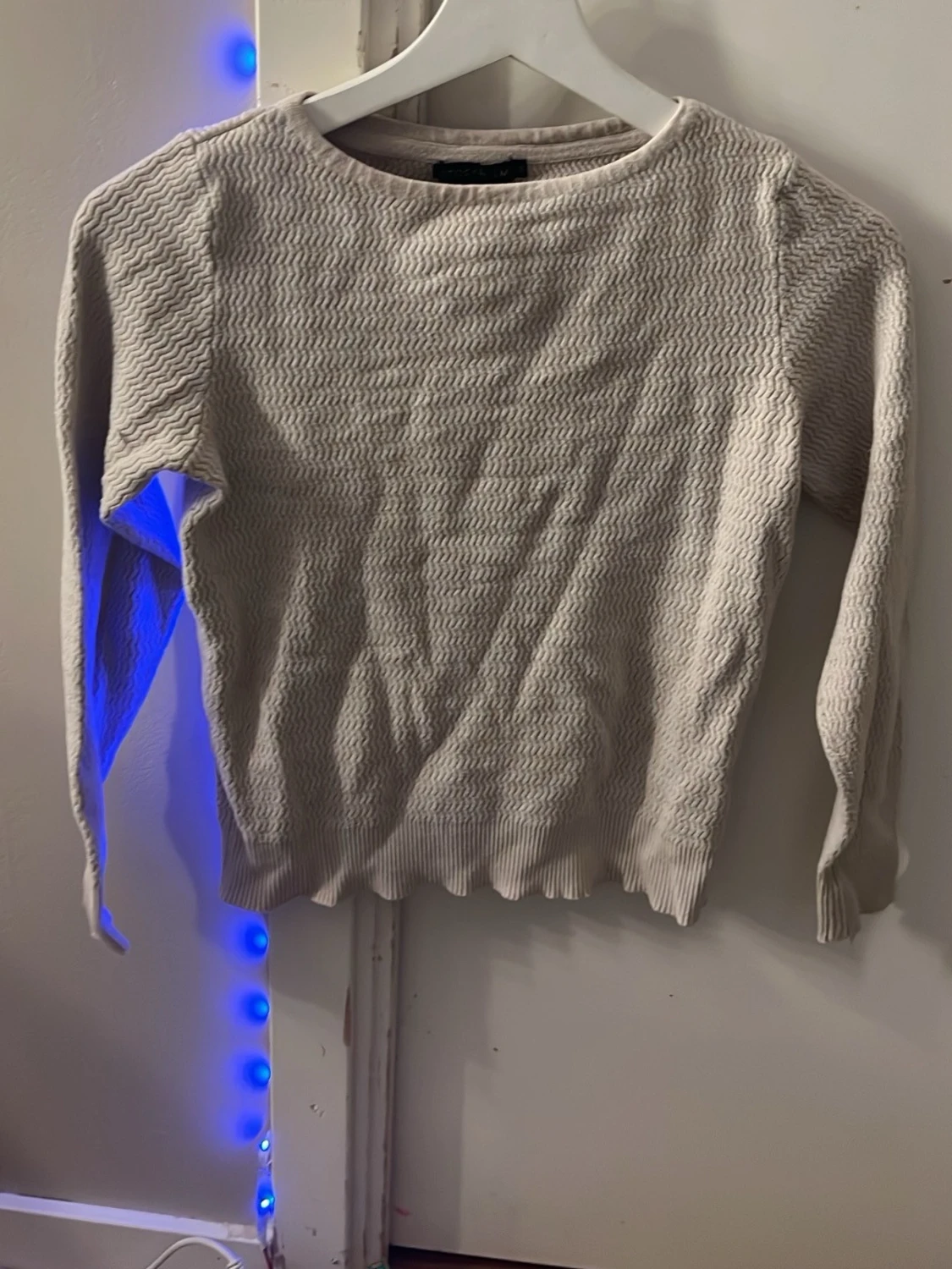 Beige stickad tröja med zigzag-mönster - 1