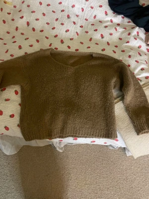 Stickad tröja - Mysig stickad tröja i färgen brun, använd 2-4 gånger. Egen stickad tröja 