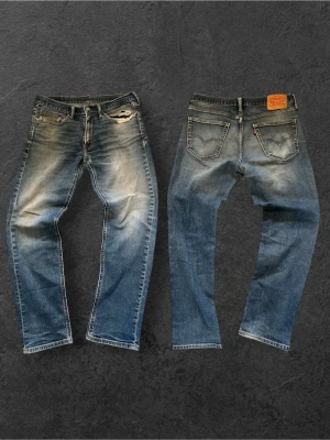 Vintage Levi's 541 ( W32 L32) - Säljer ett par blå Levi's 541 jeans med klassisk femficksdesign och slitningar framtill. Jeansen har en relaxed passform och är tillverkade i slitstarkt denim. Perfekta för en avslappnad och cool stil.