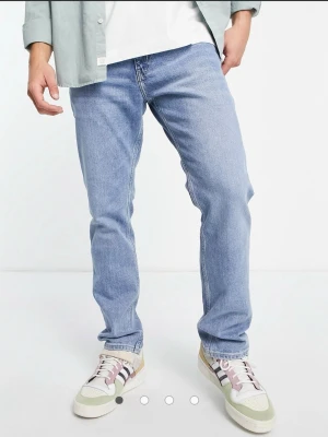 Weekday Jeans - Easy Regular Straight Jeans Weekday. Mycket bra skick! Storlek 29/32. Färg: Light Blue. Nypris är 500kr.