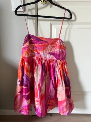 Miniklänning H&M - Rosa miniklänning från H&M. Har sytt upp längden lite själv men den är endast använd en gång! 