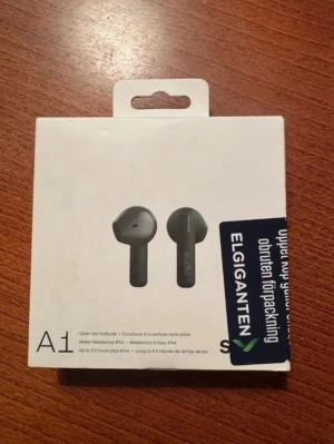 Sudio A1 trådlösa svarta hörlurar - Snygga svarta trådlösa in-ear hörlurar från Sudio, modell A1. Kommer med ett smidigt laddningsetui och har en stilren, minimalistisk design. Hörlurarna är IPX4-klassade för vattentålighet och har upp till 5,5 timmars batteritid. Perfekta för musik och samtal.