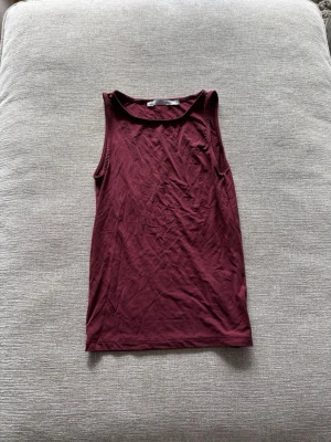 Vinröd linnetopp - Säljer mitt linne! Ser snyggare ut på då den är tight å kommer sätta sig efter dig!🥰