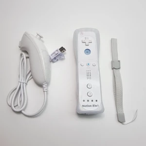 Wii Motion 2 in 1 Handkontroll med Nunchuk - Handkontroll med inbyggd rörelsesensor som ansluts trådlöst till Wii-konsolen. Nunchuk ansluts till handkontrollen via kabel. Inbyggd rörelsesensor Trådlös anslutning Nunchuk (kabelansluten)  Tredjepartstillverkad Batterier ingår ej