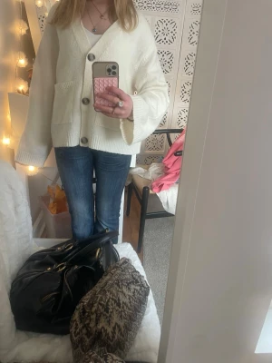 Vit oversized kofta med stora knappar - Den virala Gina trico koftan som är brukt några gånger, super fin och kan matcha till det mesta