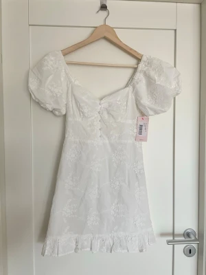 Nelly studentklänning - Aldrig använd, prislapp kvar! Slutsåld nelly klänning, passar perfekt till studenten! Storlek 36❤️☀️