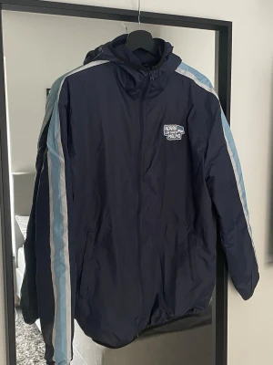 Norra läktaren vindjacka - Näst intill helt ny, storleken är S men även passar M, köpt för 599, hör av dig vid övriga frågor;)