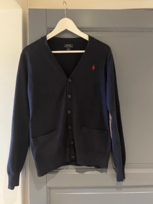 Polo Ralph Lauren Cardigan/Kofta  - Tjena! Säljer nu min riktigt snygga Polo Ralph Lauren Cardigan/Kofta då jag växt ur den. Den är använd men i riktigt bra skick 8/10. Storlek S men passar även XS. 