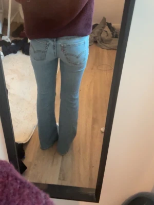 Levi's ljusblå bootcut jeans - Säljer ett par ljusblå Levi's jeans i storlek 24 i midjan och 32 i längden! Säljer dom pågrund av att jag tycker dom är försmå på mej. Inga skador eller mått på dom. Original priset var 800 men säljer dom för 420 då de inte är nått fel på dom. Dom passar perfekt i midja och i låren