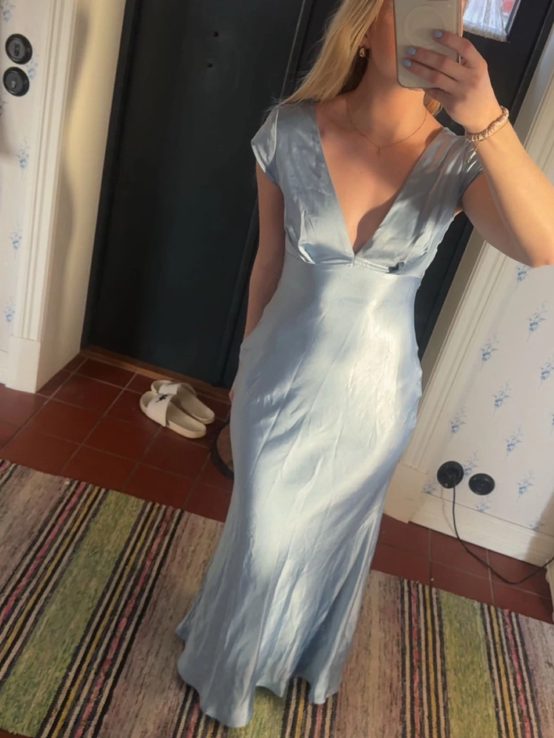 Ljusblå långklänning i satin med öppen rygg