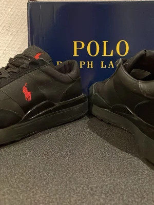  Polo Ralph Lauren | Skor | 41 - Svarta sneakers från Polo Ralph Lauren i storlek 41. Hör av dig vid minsta fundering. Pris går att diskutera 