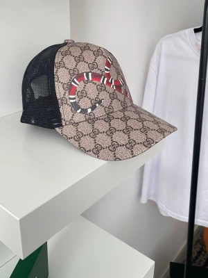 GG Keps - GG Keps perfekt för sommaren väldig snygg material knappast använd för frågor skriv till mig gärna! Skick 10/10 Aldrig använd