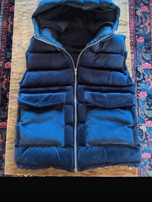 Vendiera väst - Säljer en tvärfet väst av märket vendiera. Den har inga defekter förutom att knapparna är borta på fickorna.  Hör av er för mer frågor!