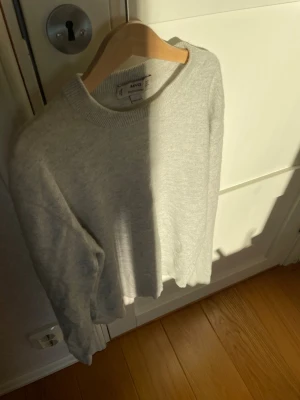 Kashmir tröja - Säljer nu denna Wool cashmere tröja från MNG. Är storlek S men sitter som XXS/XS passar dig som är 160-170. Skick 7/10 den ända defekten är att armarna ör lite noppriga.