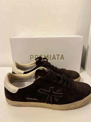 Bruna Premiata sneakers  - Snygga bruna sneakers från Premiata. Mycket bra skick. Storlek 43. Skriv vid frågor eller funderingar. 